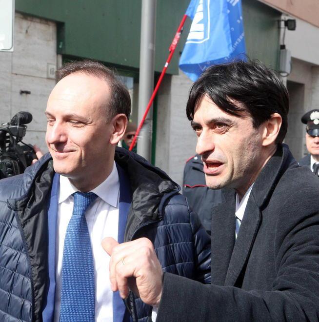 Il sottosegretario Picchi al banchetto della Lega Ma il candidato non c’è...