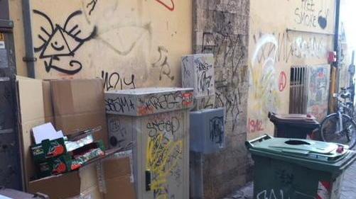 Vandali, degrado e sporcizia L’allarme di via dei Mercanti