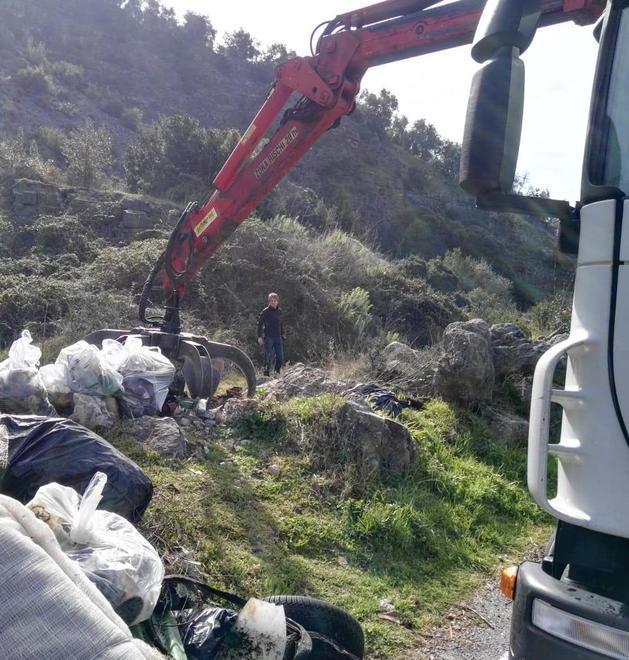 Quintali di rifiuti abbandonati rimossi da via della Barra 