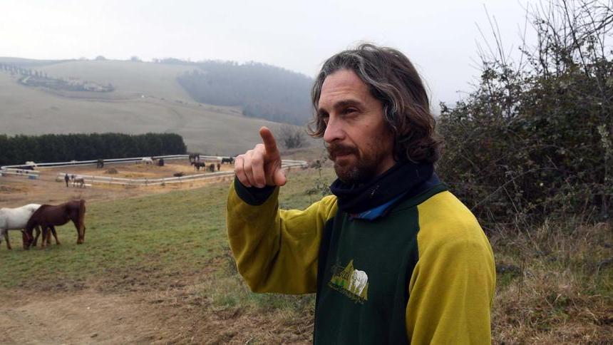 Cavalli morti, esposto in procura dei volontari