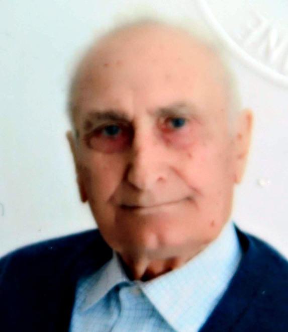 Morto sotto il trattore Lacrime ai funerali: «La terra la sua vita»