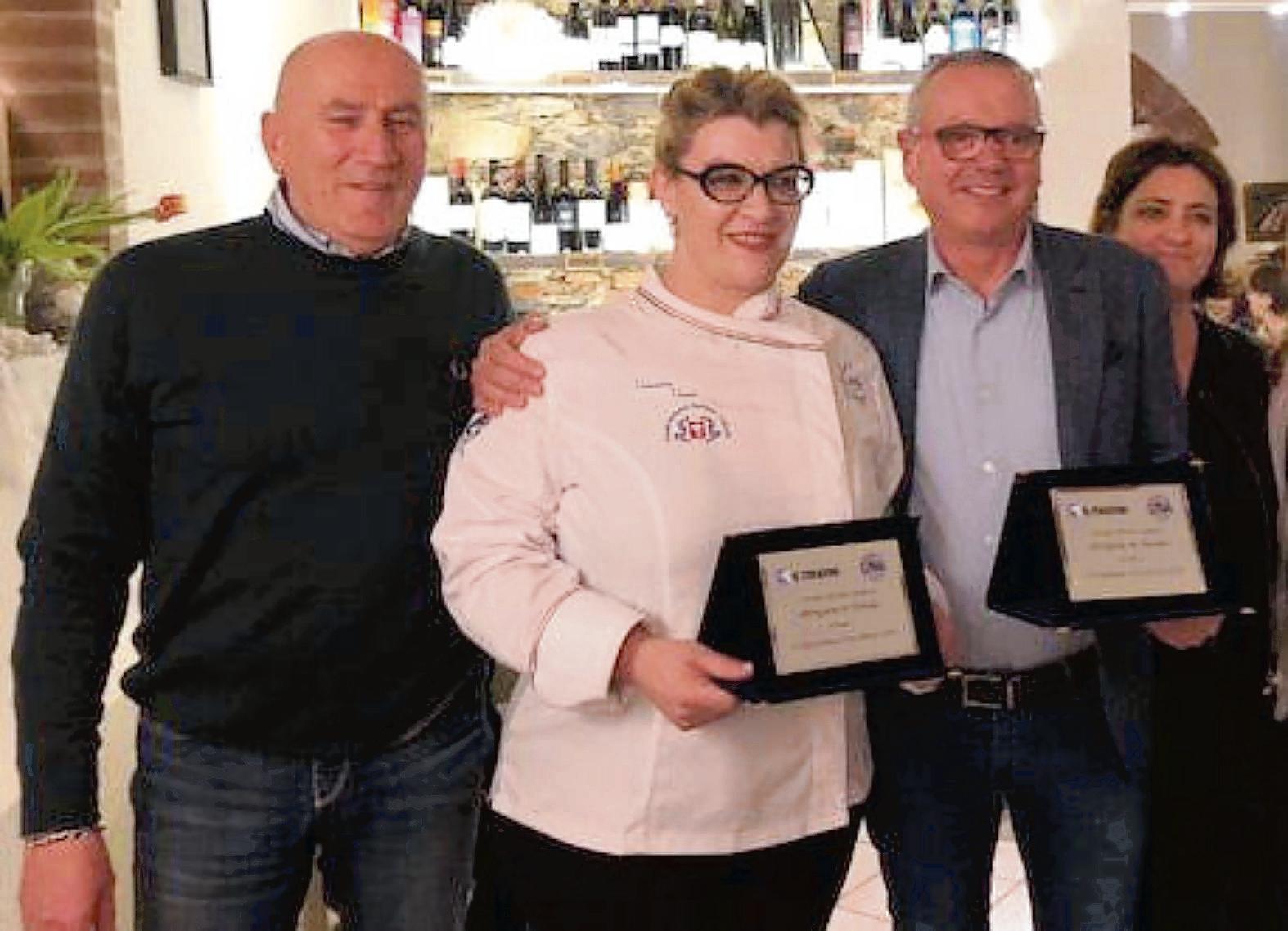 Da sinistra a destra nella foto della premiazione: Rolando Pampaloni (direttore generale della Cna di Pisa), Veronica Vanni (chef de “La Divina Commedia del Gusto di Vicopisano), Stefano Busti (titolare del caseificio Busti di Acciaiolo di Fauglia) e Sabrina Perondi (direttrice del Consorzio Toscana Sapori di Cna); nelle altre due foto alcuni dei piatti serviti durante la prima serata di “Artigiani in Tavola”