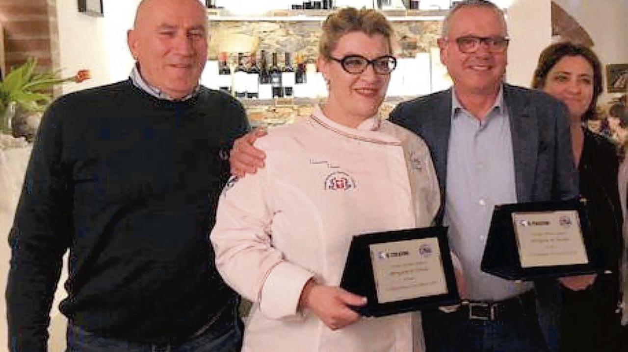 Da sinistra a destra nella foto della premiazione: Rolando Pampaloni (direttore generale della Cna di Pisa), Veronica Vanni (chef de “La Divina Commedia del Gusto di Vicopisano), Stefano Busti (titolare del caseificio Busti di Acciaiolo di Fauglia) e Sabrina Perondi (direttrice del Consorzio Toscana Sapori di Cna); nelle altre due foto alcuni dei piatti serviti durante la prima serata di “Artigiani in Tavola”