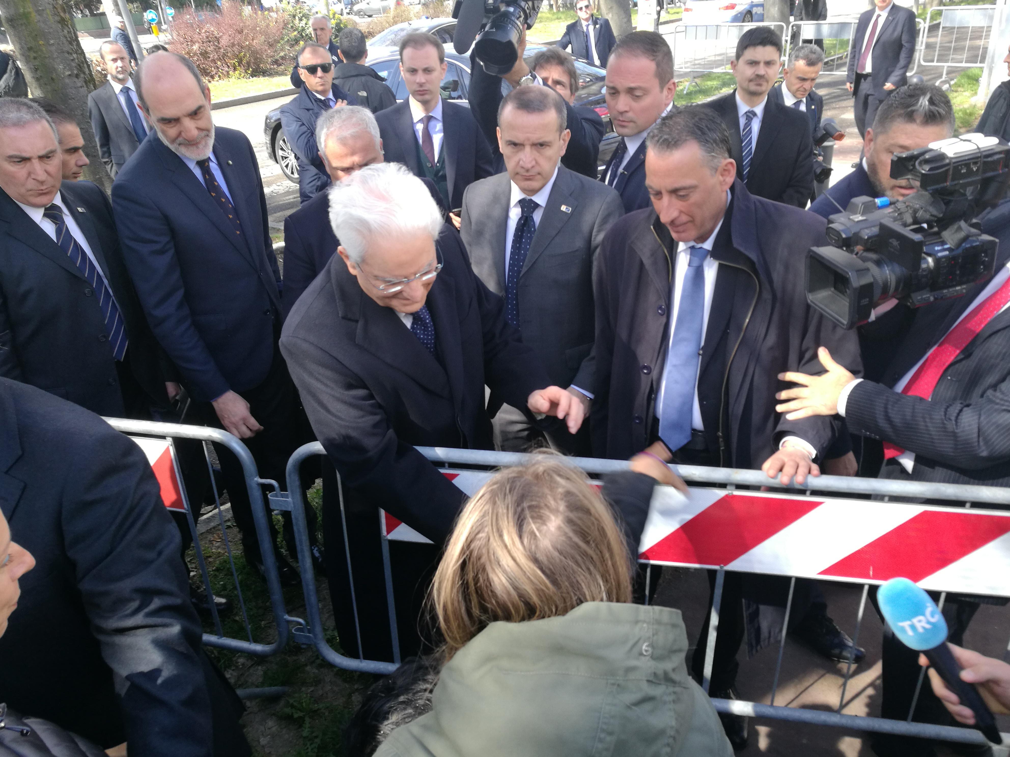 Mattarella saluta i modenesi all'esterno dell'auditorium Biagi