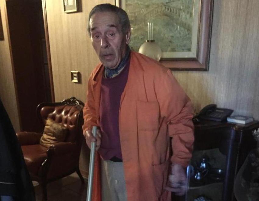 Picchiato e legato mani e piedi dai banditi, si mette a urlare e li costringe alla fuga 