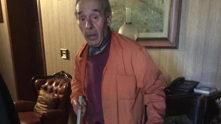 Picchiato e legato mani e piedi dai banditi, si mette a urlare e li costringe alla fuga