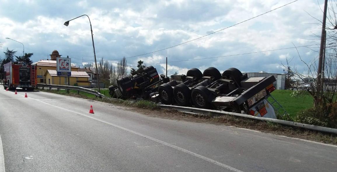 Carpi. Camion con cisterna di alcol etilico fuori strada, riaperta la provinciale