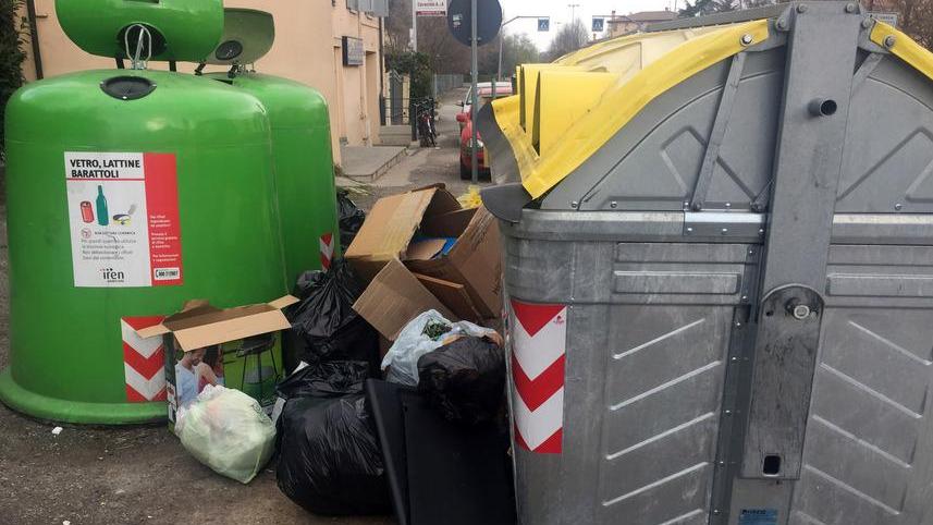 Degrado in città, la periferia di Reggio Emilia è sommersa dai rifiuti