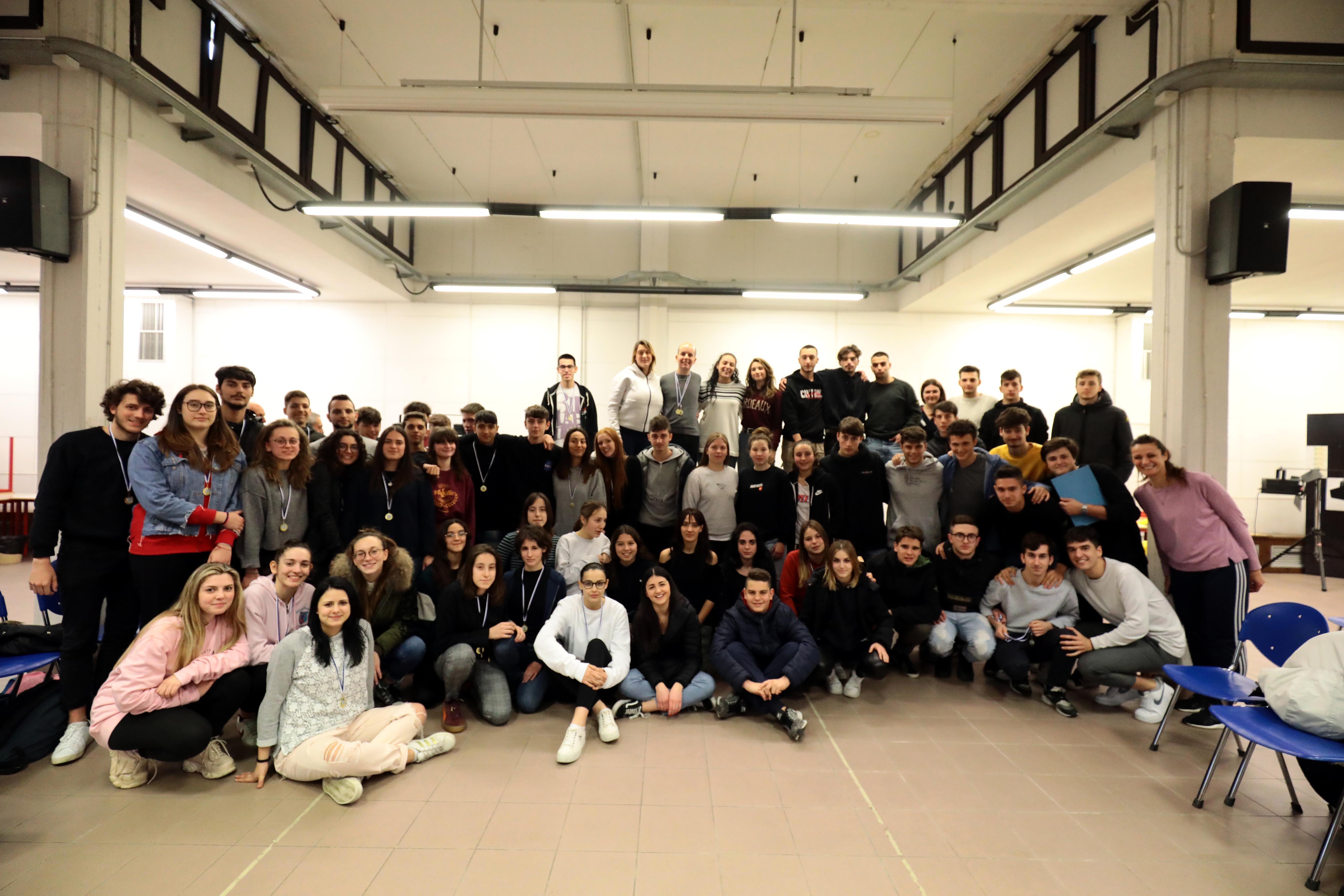 Alcuni dei  tanti giovani che hanno preso parte al torneo interscolastico dedicato ad Alessandro Centi (foto Carlo Sestini)