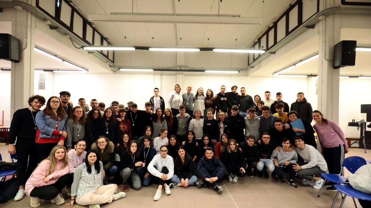 Alcuni dei tanti giovani che hanno preso parte al torneo interscolastico dedicato ad Alessandro Centi (foto Carlo Sestini)