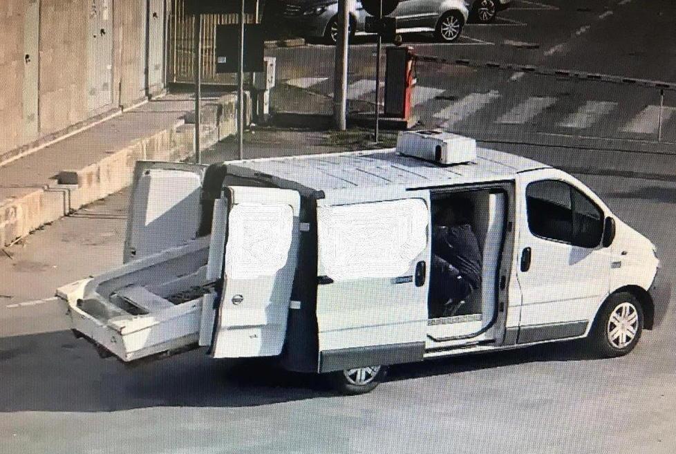 Tenta di recuperare il natante sequestrato: multato e denunciato 