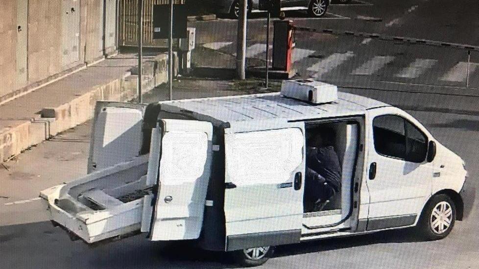 Tenta di recuperare il natante sequestrato: multato e denunciato