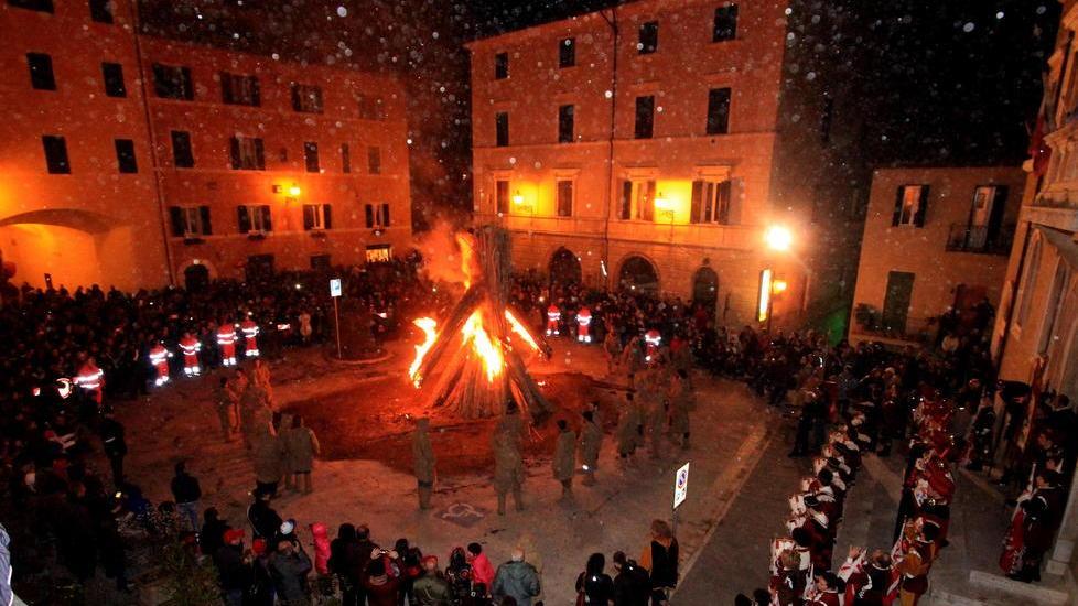 Riti pagani e santi cristiani: Pitigliano accende il folklore