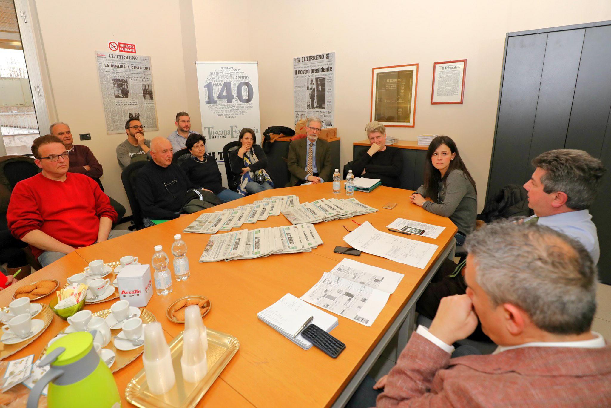 I lettori durante il "Caffè" con il direttore Luigi Vicinanza e il vicedirettore Fabrizio Brancoli (foto Marzi/Pentafoto)