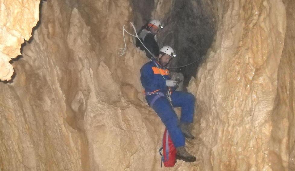 Tutti giù sottoterra: un corso di speleologia con escursioni in grotta 