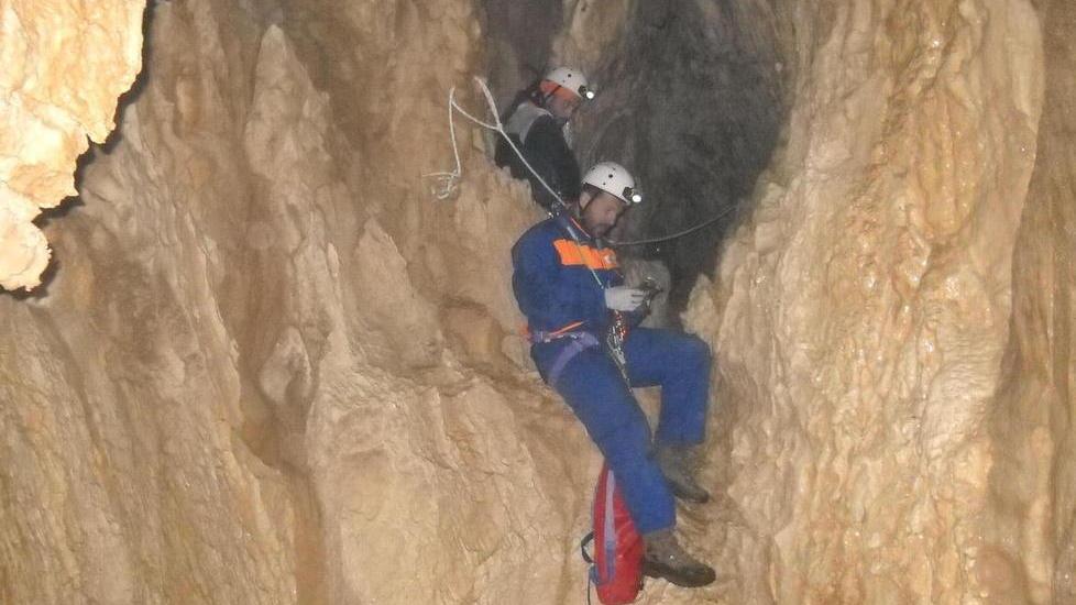 Tutti giù sottoterra: un corso di speleologia con escursioni in grotta