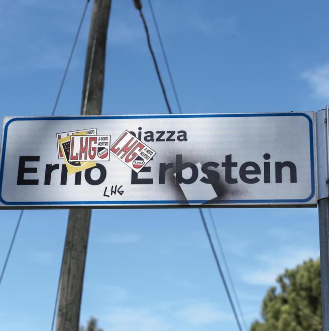 Adesivi sulla targa per Erbstein La politica si divide