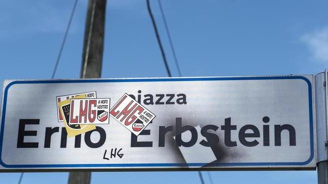 Adesivi sulla targa per Erbstein La politica si divide