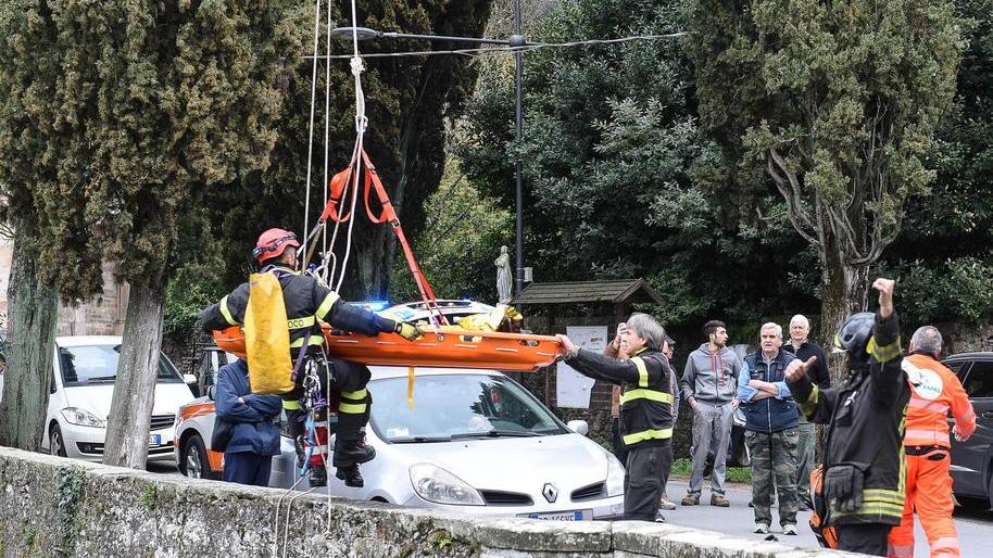Cade nel torrente a Vorno: gravissimo anziano