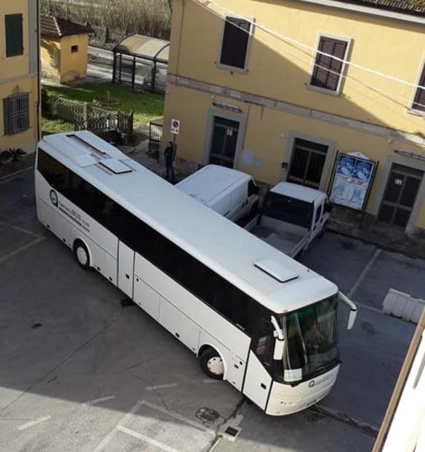 Mezzi in divieto ed i bus di Fs devono salire sul marciapiede