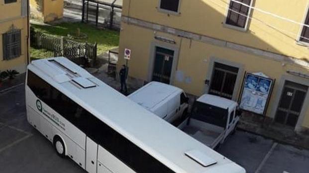 Mezzi in divieto ed i bus di Fs devono salire sul marciapiede