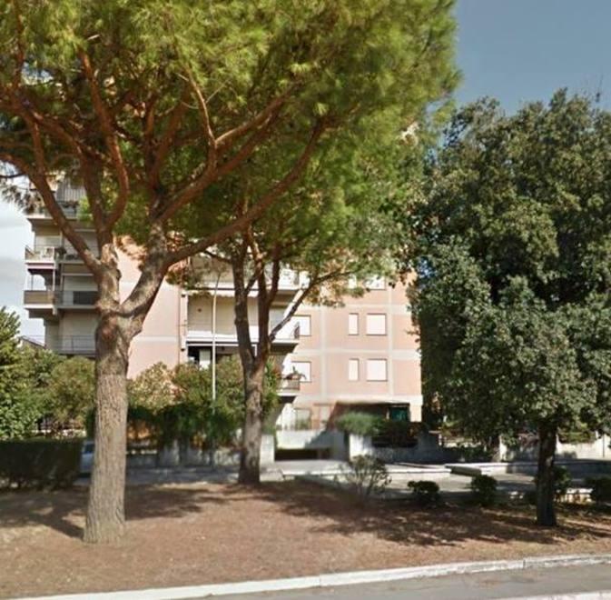 Raid di furti nei garage Portati via scooter e bottiglie 