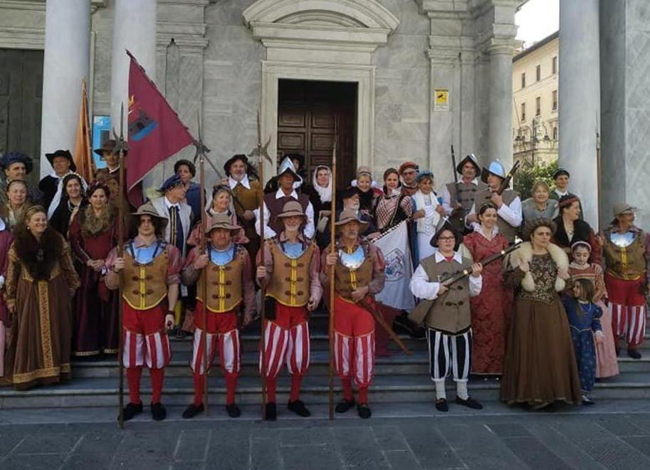 Livorno festeggia i 413 anni tuffandosi dentro la storia 