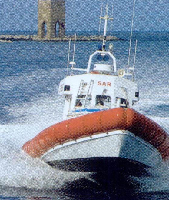Va a pesca e cade in mare si attacca alla boa: salvo