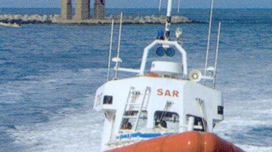 Va a pesca e cade in mare si attacca alla boa: salvo