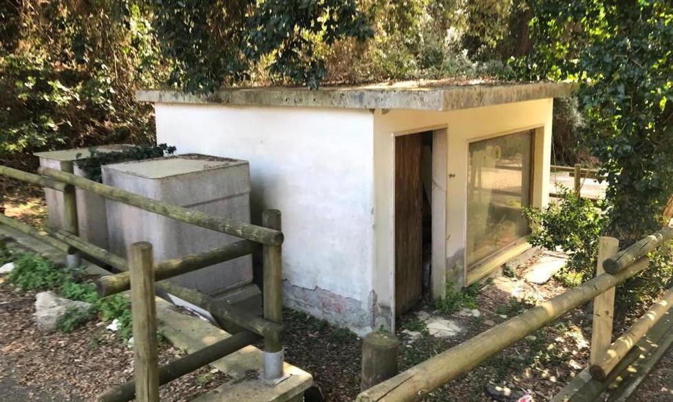 Calcinacci, erba alta e lastre di eternit cimitero nel degrado