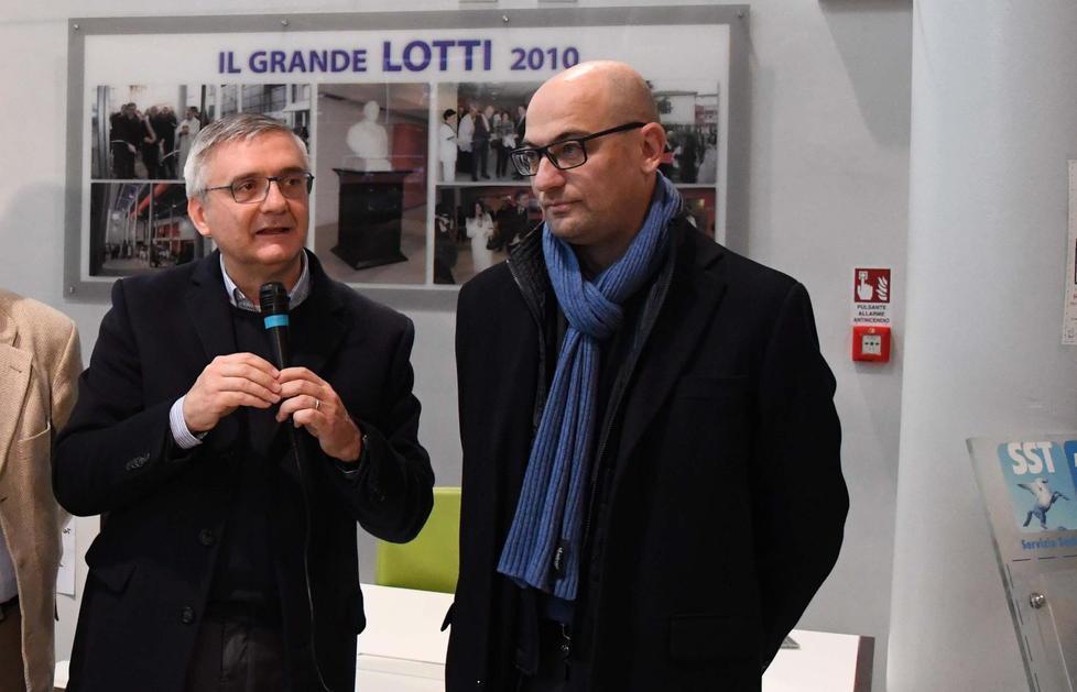 A sinistra il dottore Renato Colombai con il sindaco Simone Millozzi