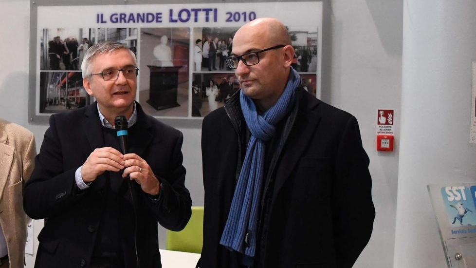 A sinistra il dottore Renato Colombai con il sindaco Simone Millozzi