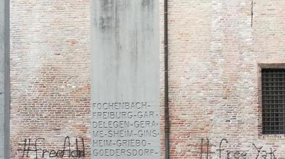 Scritte rovinano i muri al Cortile delle Stele