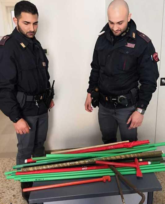 Tubi, aste e un martello in auto Denunciati 17 tifosi della Roma 
