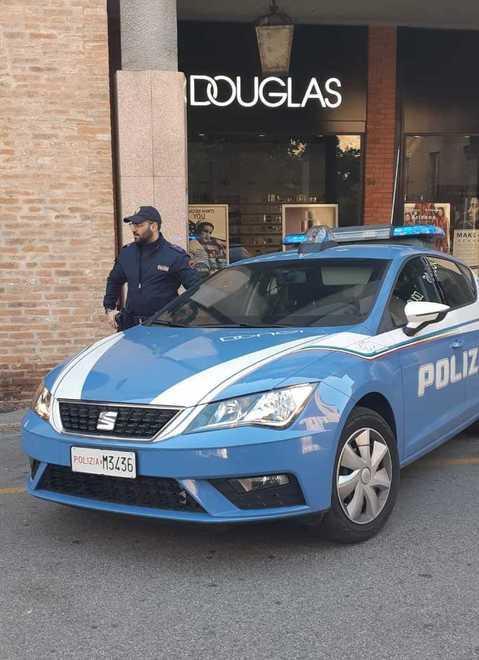 Ruba profumi da “Douglas” Arrestato dopo la fuga