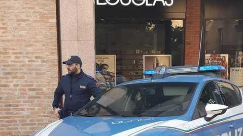 Ruba profumi da “Douglas” Arrestato dopo la fuga