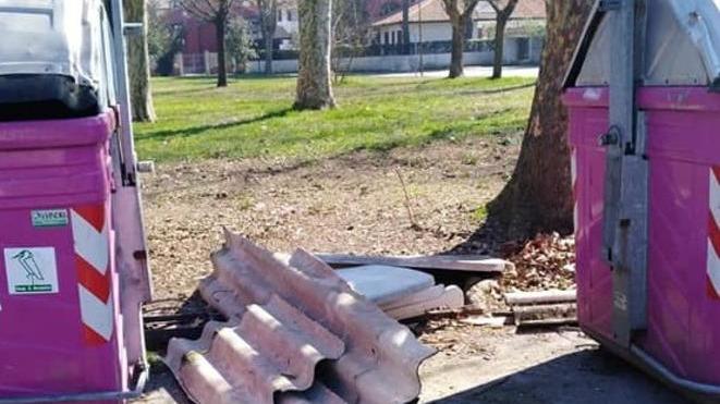 Rifiuti lasciati per strada «Gesto incivile e vergognoso»