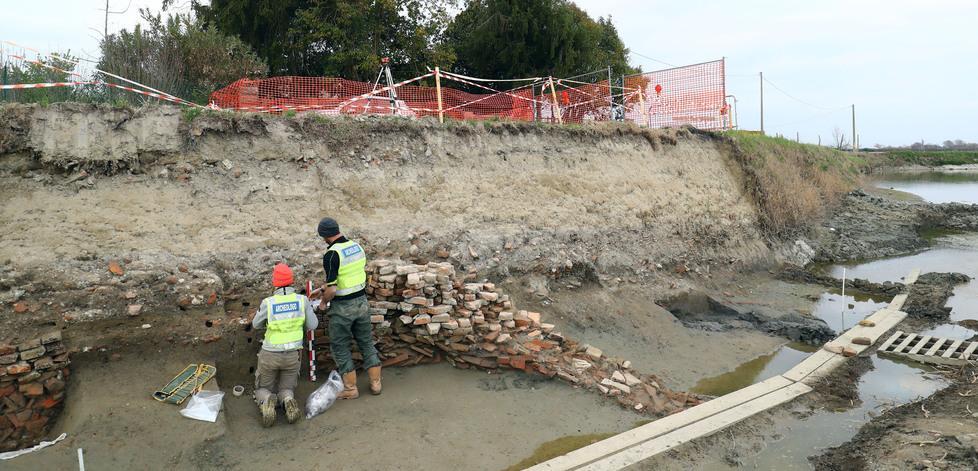 Gli argini franati rivelano l’esistenza dell’antica pieve 