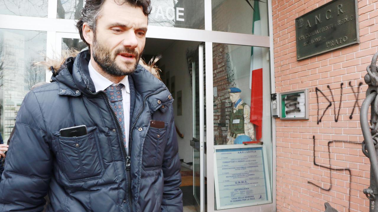 Il sindaco Matteo Biffoni davanti alla sede dell'Anpi di Prato in piazza San Marco dove sono comparse scritte naziste e fasciste (foto Batavia-Sproviero)