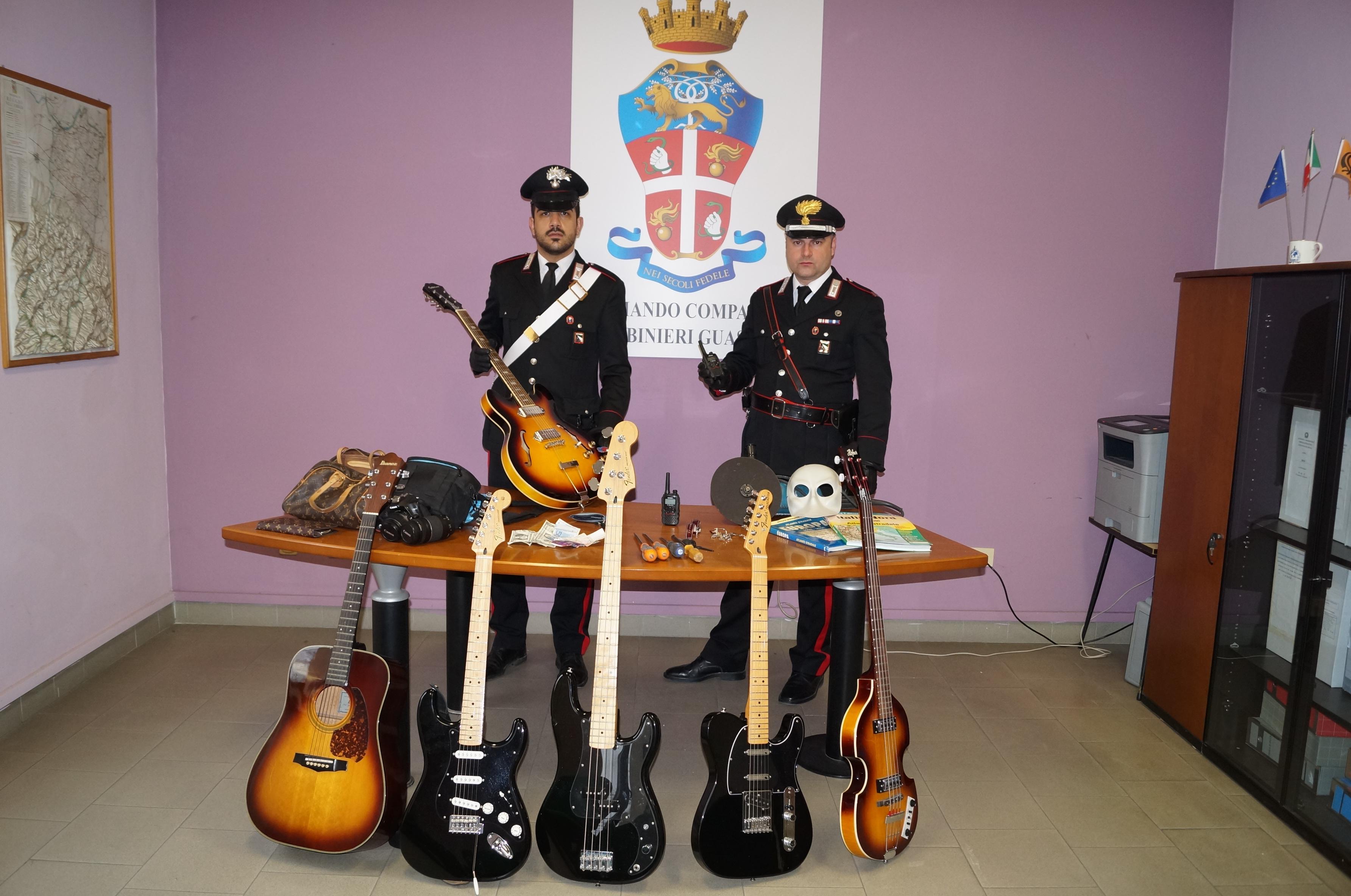Le chitarre elettriche da collezione recuperate dai carabinieri