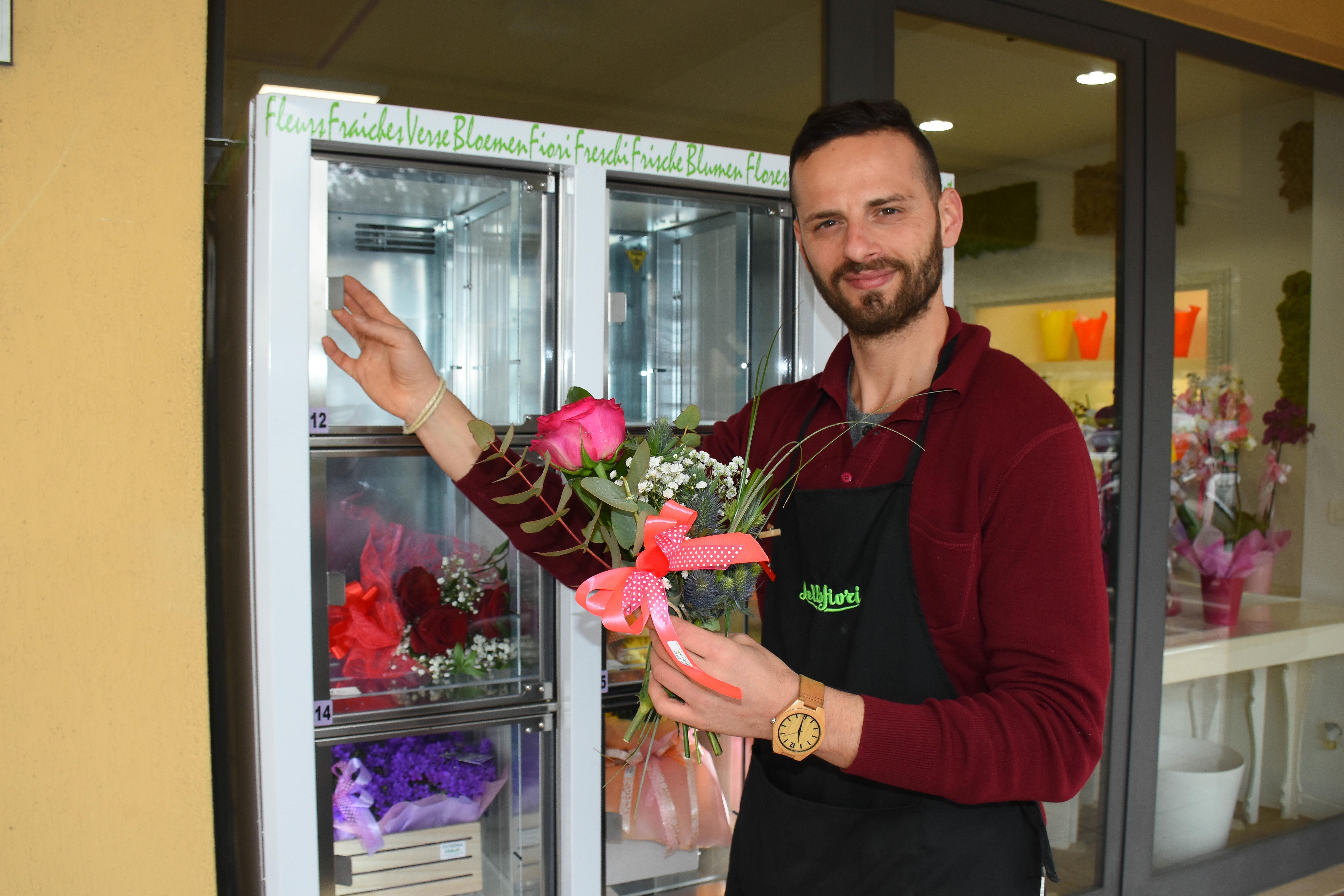 Fiori e piante dal distributore automatico: così Francesco dà una mano ai ritardatari - Video 