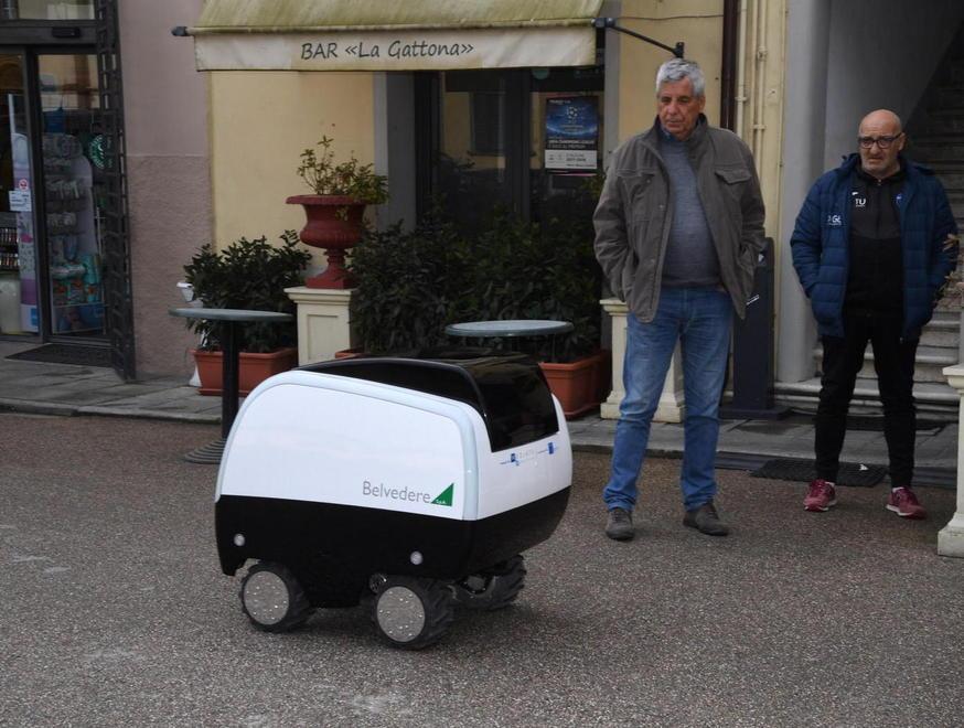 MoBot, il robot che va a fare la spesa, durante i test eseguiti in giro per il centro di Peccioli dove presto sarà attiva una piccola “flotta” al servizio dei cittadini (foto Franco Silvi)
