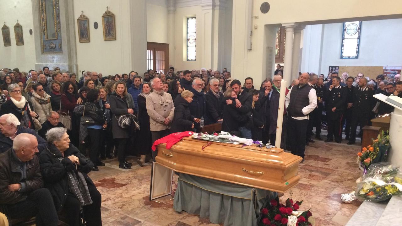 In mille per l'ultimo saluto al grande chef Zazzeri. I figli: "Orgogliosi di lui"