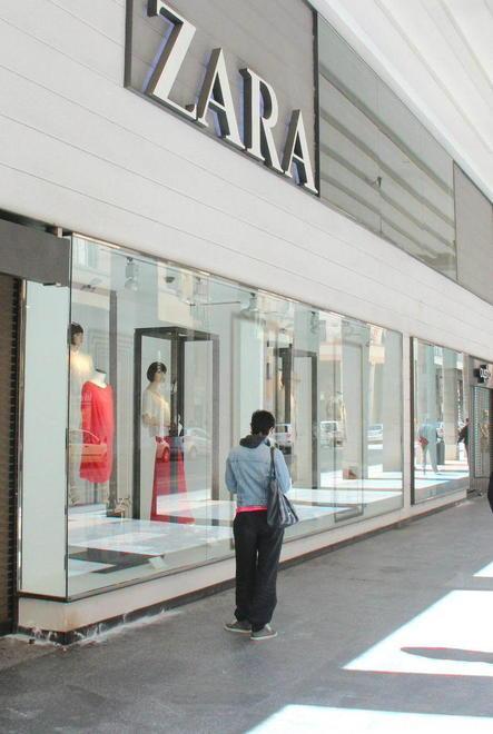 Tenta di rubare da Zara, denunciato un 17enne