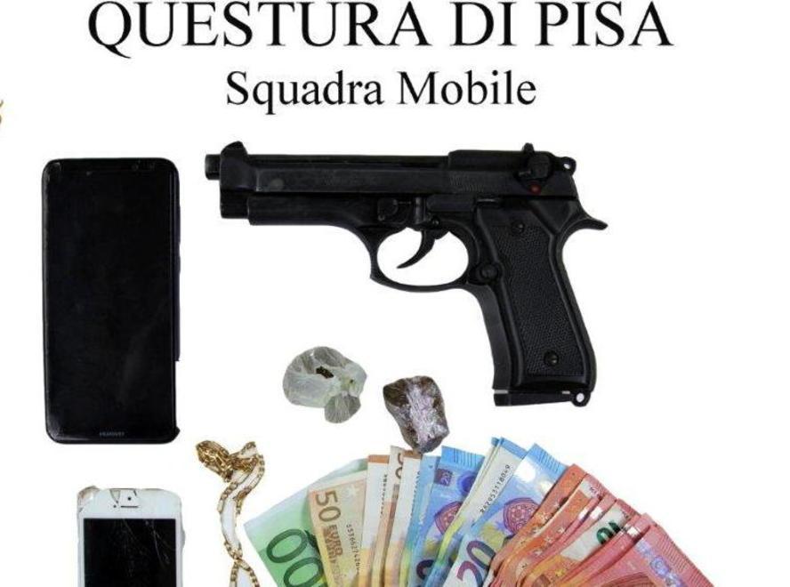 Botte e ricatti agli spacciatori in debito: tre giovani arrestati dalla polizia 
