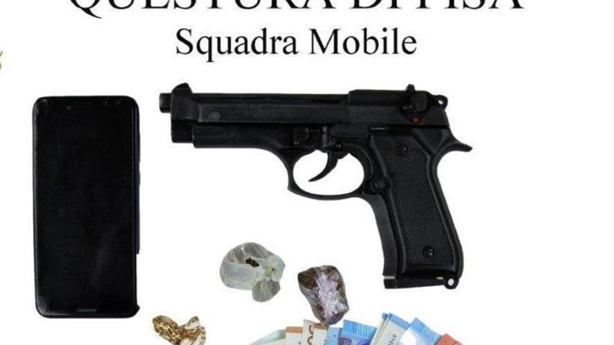 Botte e ricatti agli spacciatori in debito: tre giovani arrestati dalla polizia