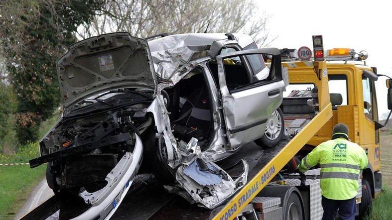 Auto contro un albero: muore a 25 anni la fotografa Gaia Roganti