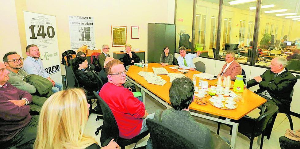 «Il giornale ci dà voce, il Tirreno siamo noi» Il Caffè del direttore con un gruppo di lettori