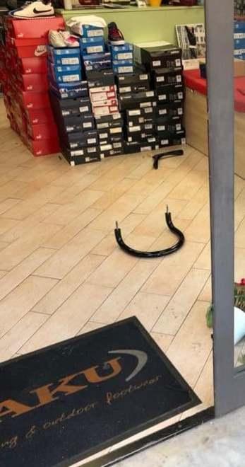 Assalto all’outlet Pedrini sport Arraffati spiccioli e vestiario