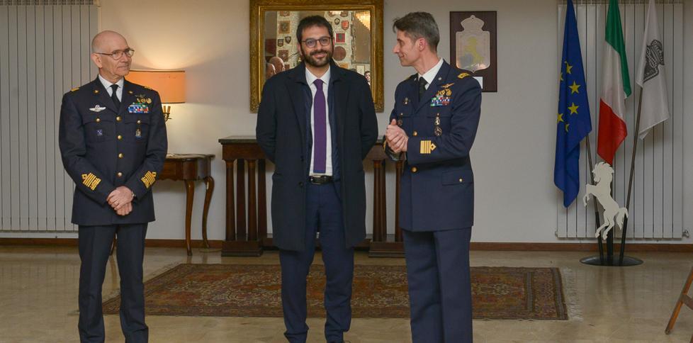 Il sottosegretario in visita alla base del 4° Stormo